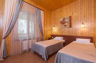 Комплексы для отдыха с коттеджами/бунгало Комплекс Отдыха Ёлки-Палки Одесса Улучшенный коттедж (для 4 взрослых)-7