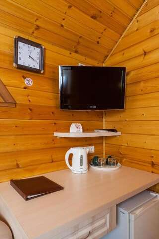 Комплексы для отдыха с коттеджами/бунгало Комплекс Отдыха Ёлки-Палки Одесса Коттедж (для 2 взрослых) с двуспальной кроватью-4